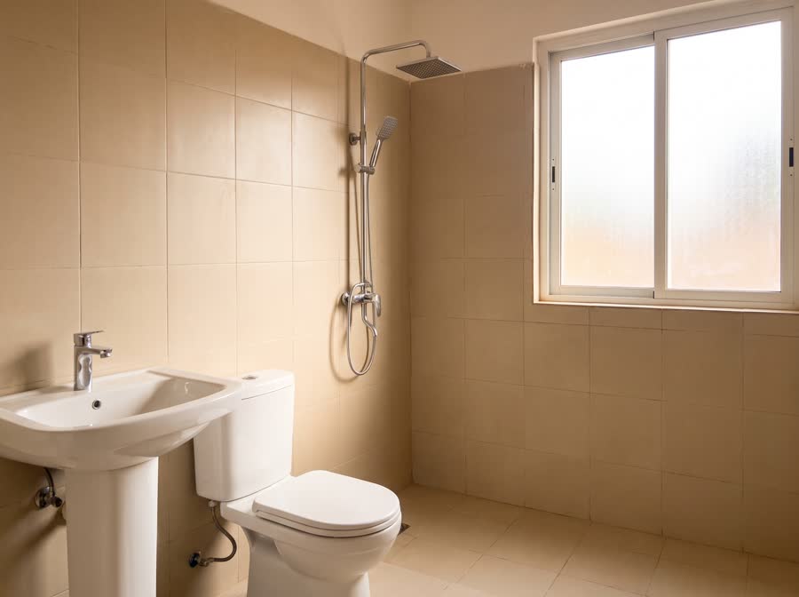 Salle de bains terminée : colonne de douche, lavabo et WC